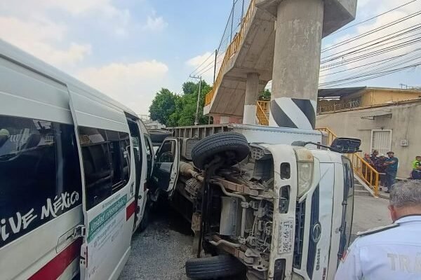 Camión de carga impacta transporte público en Autopista México-Pachuca