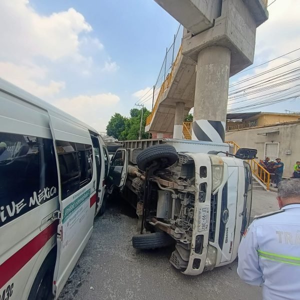 Camión de carga impacta transporte público en Autopista México-Pachuca