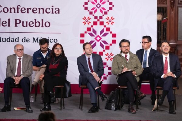 México firma decreto para ampliar Servicio Universal de Salud en todo el país