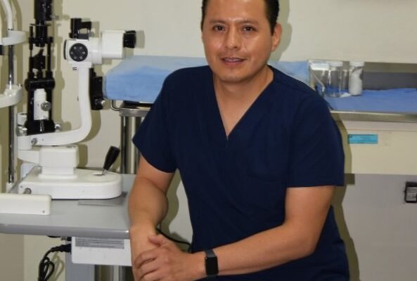 Del oscuro al claro: IMSS devuelve la vista a joven tras 23 años de catarata