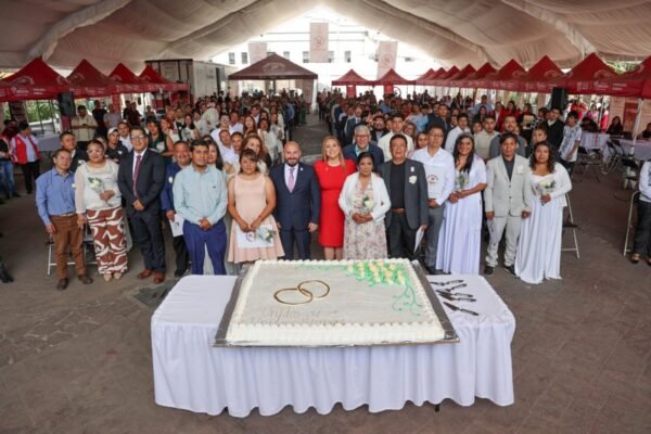 Más de 12 mil parejas formalizan su matrimonio gratuitamente en el Edomex