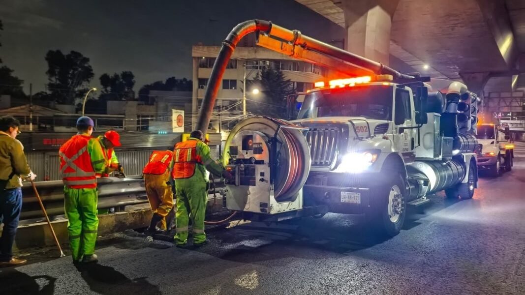 Naucalpan intensifica desazolve en Periférico para prevenir inundaciones