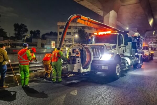 Naucalpan intensifica desazolve en Periférico para prevenir inundaciones