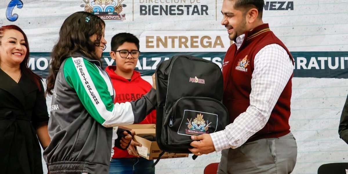 Nezahualcóyotl entrega mochilas y zapatos a 60 mil estudiantes
