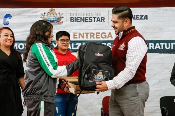 Nezahualcóyotl entrega mochilas y zapatos a 60 mil estudiantes