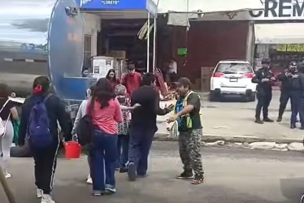 Vecinos de Chalco bloquean trolebús por falta de puente y retorno