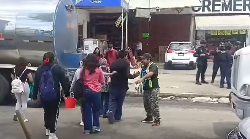 Vecinos de Chalco bloquean trolebús por falta de puente y retorno