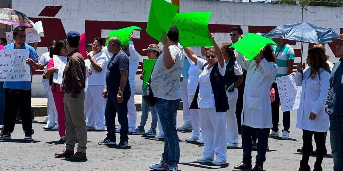 Personal del Hospital Gustavo Baz bloquea avenidas por retraso de nómina