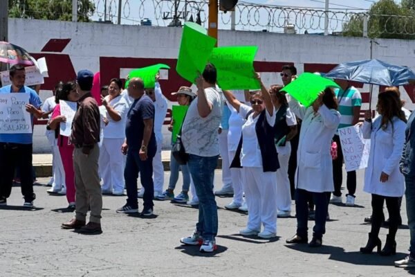 Personal del Hospital Gustavo Baz bloquea avenidas por retraso de nómina