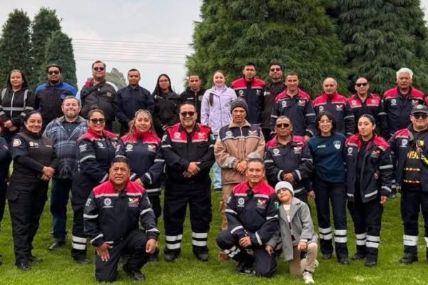 Amecameca rinde homenaje a bomberos por su labor de rescate y protección