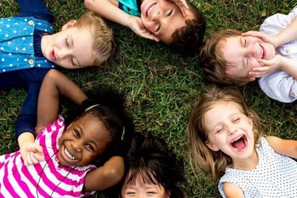Cómo enseñar a los niños a ser buenos amigos