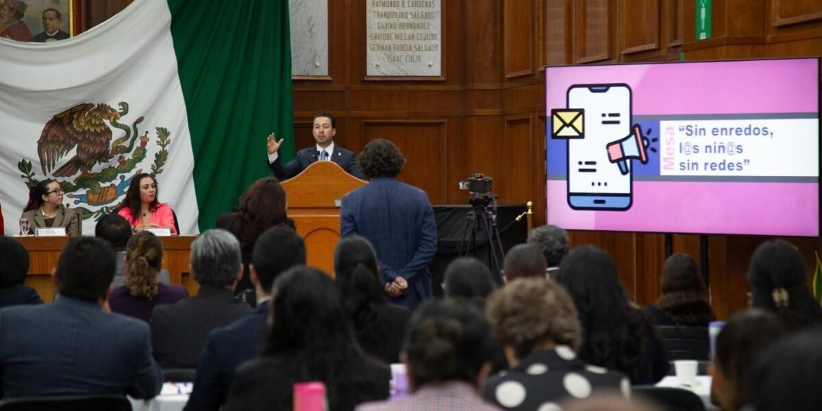 Impulsan iniciativa para prohibir redes sociales a menores de 14 años
