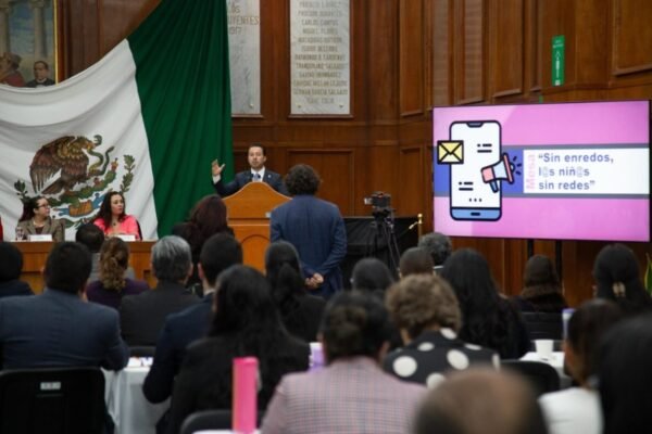 Impulsan iniciativa para prohibir redes sociales a menores de 14 años