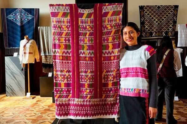 Docente chiapaneca gana tercer lugar nacional con textil que honra su pueblo
