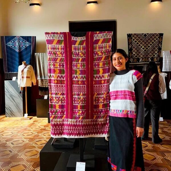 Docente chiapaneca gana tercer lugar nacional con textil que honra su pueblo