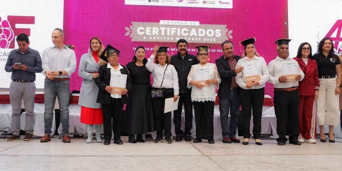 295 adultos mayores de Texcoco logran su certificado de primaria y secundaria