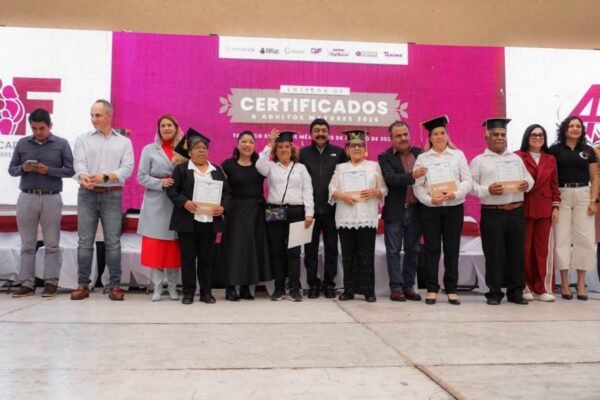 295 adultos mayores de Texcoco logran su certificado de primaria y secundaria