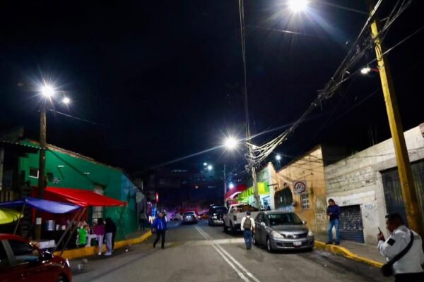 Tlalnepantla instala 32 nuevas luminarias bajo el programa Luminaria Nuestra Ciudad