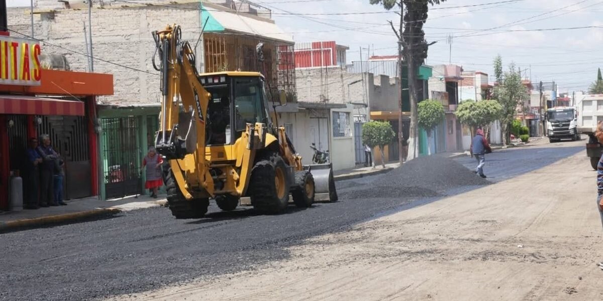 Ecatepec repavimenta vialidades tras 20 años de abandono