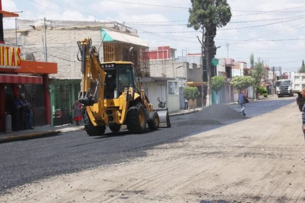 Ecatepec repavimenta vialidades tras 20 años de abandono