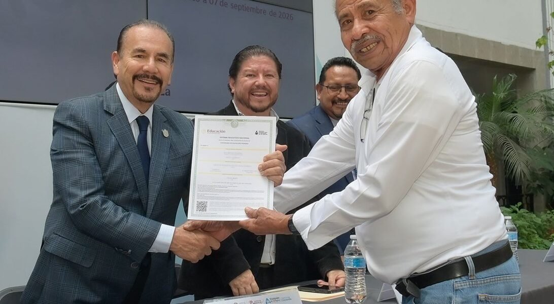 Atizapán entrega 150 certificados de primaria y secundaria a adultos y jóvenes