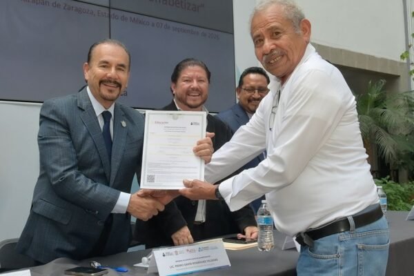 Atizapán entrega 150 certificados de primaria y secundaria a adultos y jóvenes
