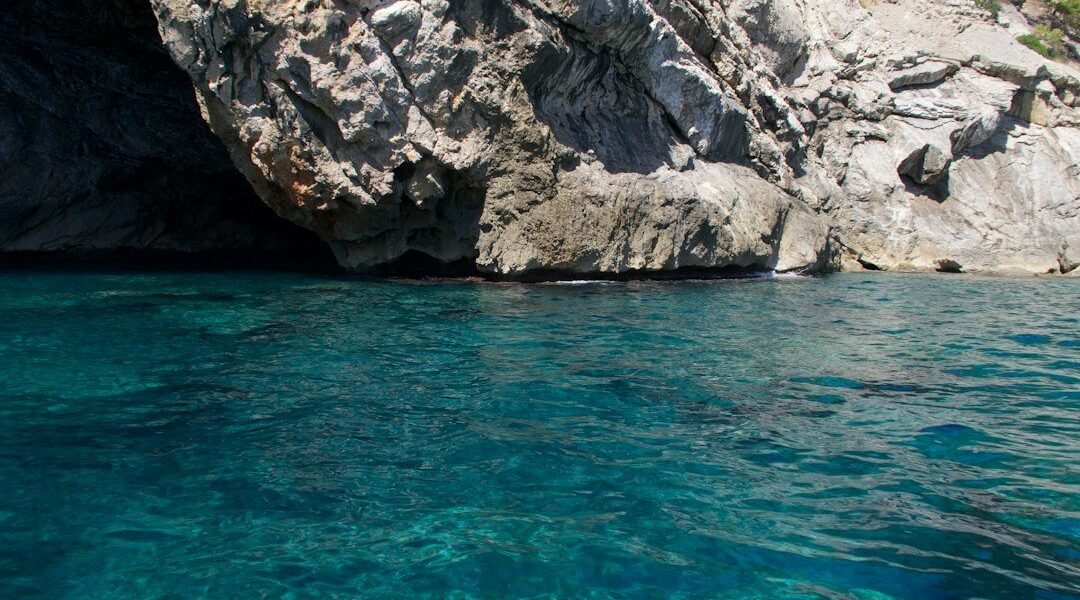 Buzos alcanzan el fondo del Gran Agujero Azul y revelan secretos geológicos