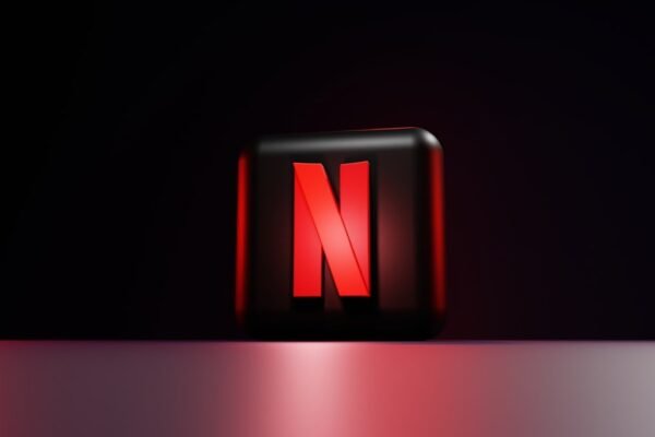 Agosto en pantalla: cuando el cine y la televisión disputan nuestra atención