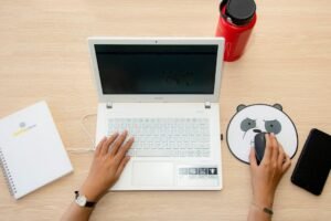Pantallas vs. cuadernos: el falso dilema que divide a la educación mexicana