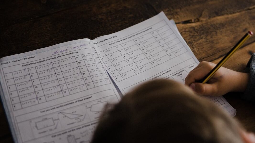 ¿Menos escritura significa menos calidad? Rector uruguayo cuestiona métricas tradicionales