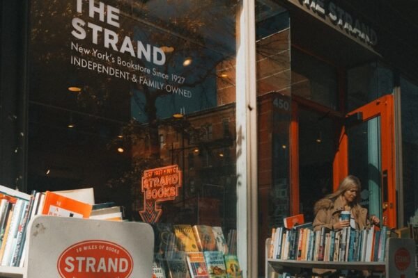 El libro de papel resiste: Contrapunto expande su imperio editorial en tiempos digitales