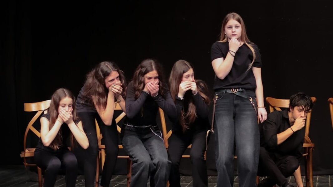 Cuando el teatro confronta: El eterno femenino y la rebeldía contra el guion tradicional