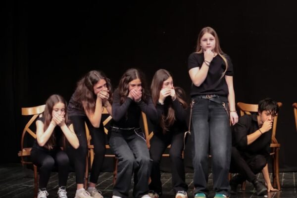 Cuando el teatro confronta: El eterno femenino y la rebeldía contra el guion tradicional