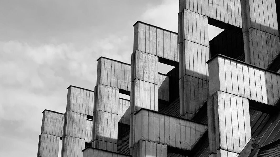 Cuando la institución es el legado: reflexión sobre los constructores invisibles