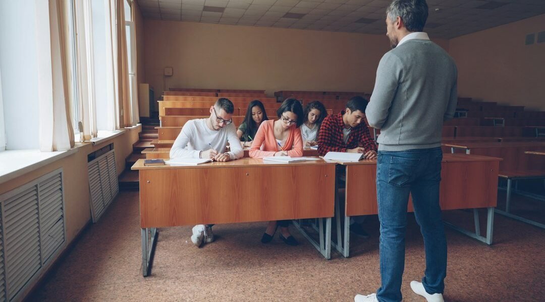 Pruebas estandarizadas vs. maestros: ¿quién sabe realmente cómo educar?