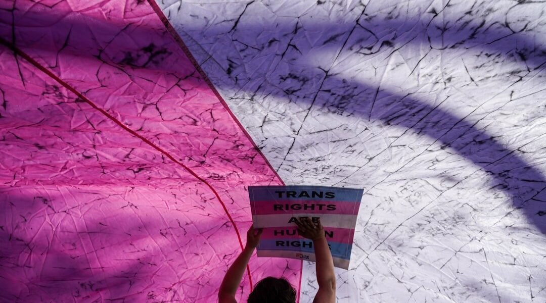 Activista trans denuncia discriminación en la FGJ-CDMX; protesta termina con represión