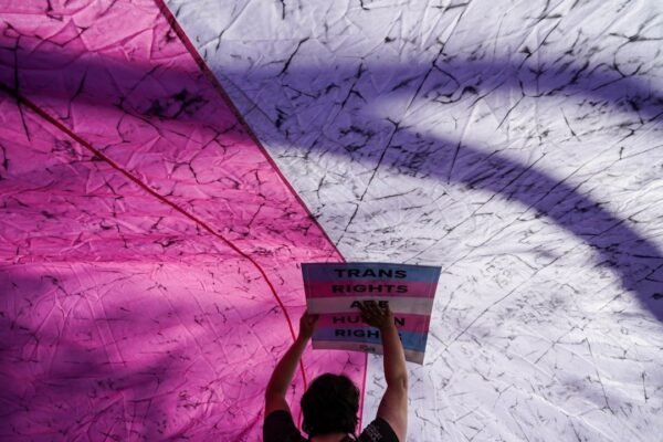Activista trans denuncia discriminación en la FGJ-CDMX; protesta termina con represión