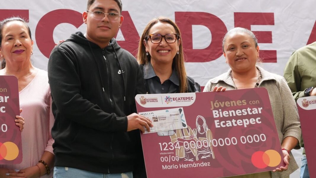 Ecatepec entrega becas de transporte a 5 mil universitarios