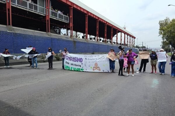 Madres de desaparecidos bloquean avenida Zaragoza para exigir justicia
