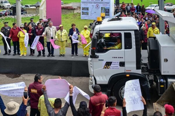 Inician reconstrucción de 25 km de caminos en Xalatlaco