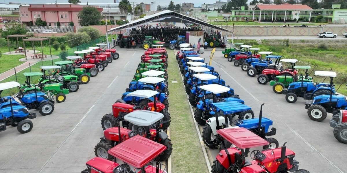 Gobernadora Gómez cumple: mil 103 tractores para el campo mexiquense