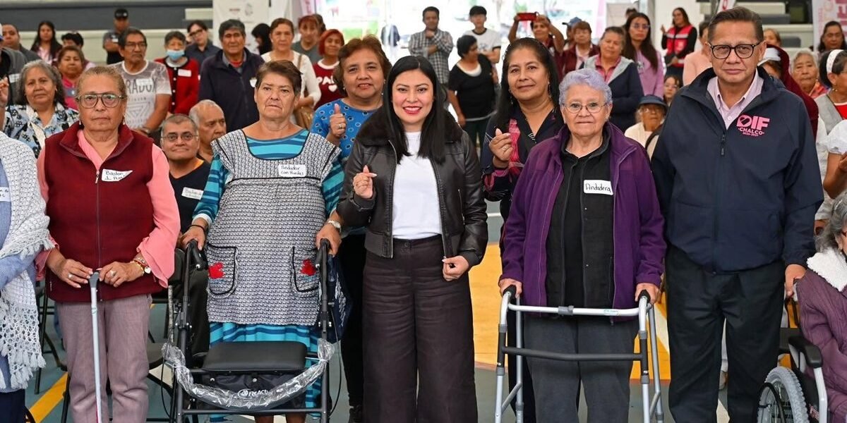Chalco entrega aparatos de movilidad a adultos mayores