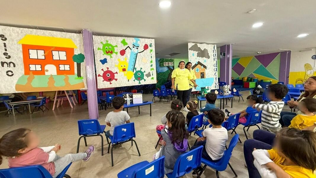IMSS enseña protección civil a niños con BrigadIMSS en el Edomex