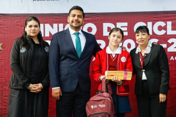 Nezahualcóyotl inicia ciclo escolar 2026-2027 con entrega de útiles