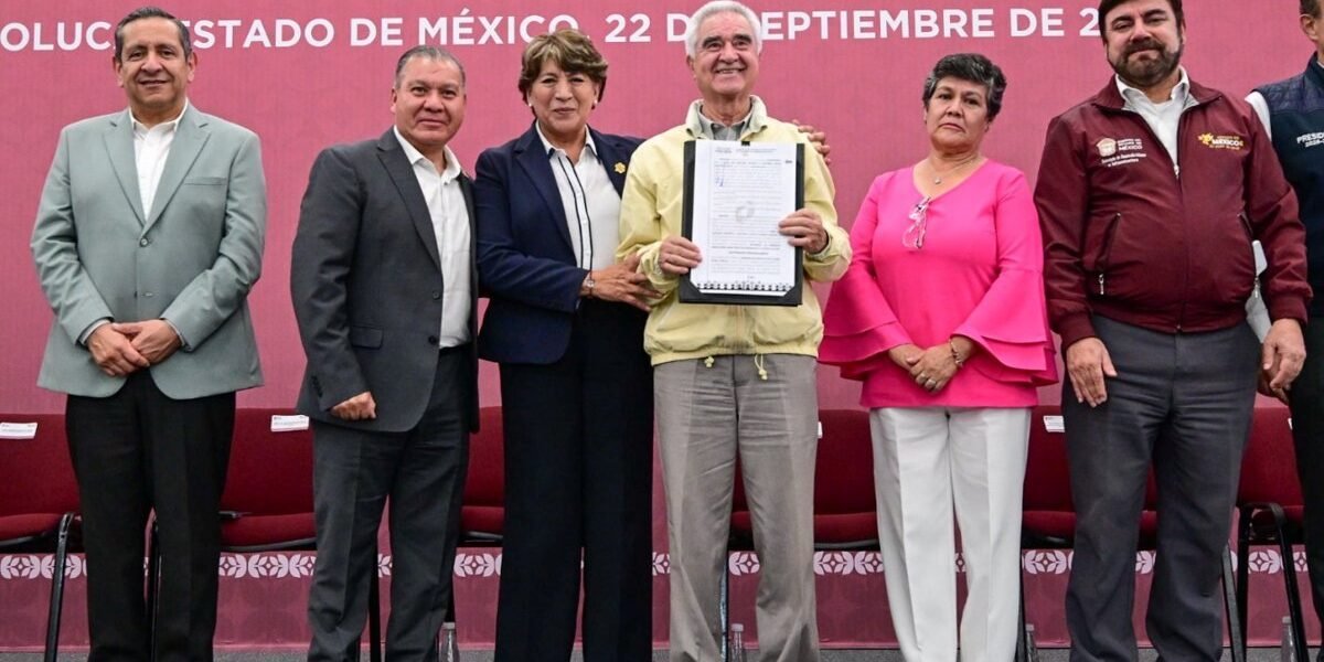 Estado de México entrega 5,691 títulos de propiedad a mexiquenses