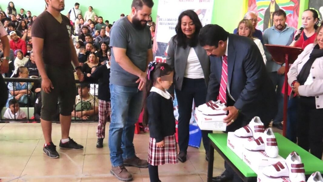 Texcoco entrega 30 mil pares de tenis a estudiantes de primaria y preescolar