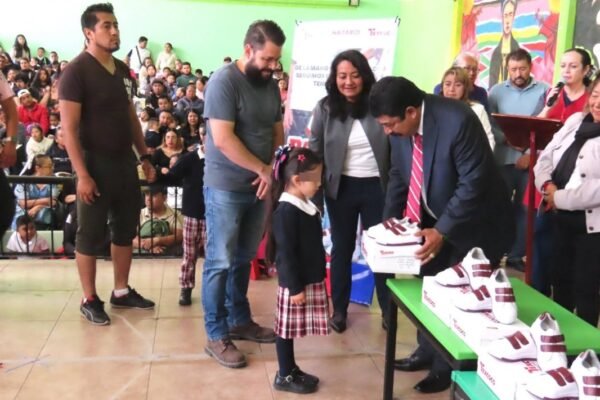 Texcoco entrega 30 mil pares de tenis a estudiantes de primaria y preescolar