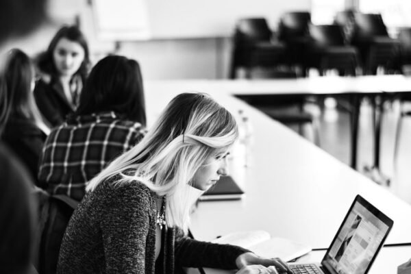 IA en las aulas: cuando la tecnología no garantiza mejores aprendizajes