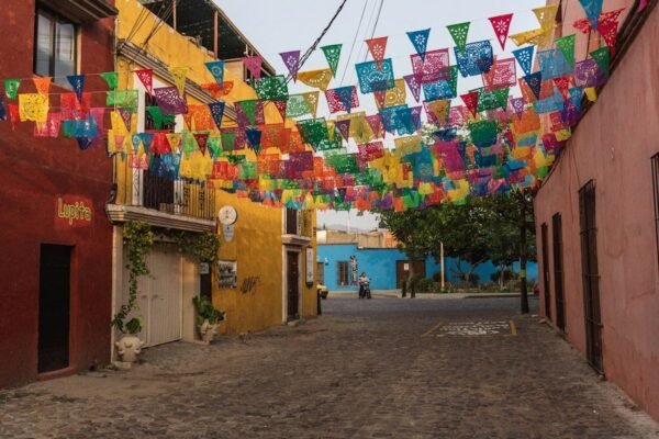 Cuando la fantasía conquista las avenidas: alebrijes gigantes tiñen la capital