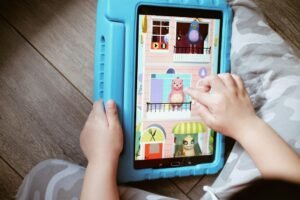 México ordena a plataformas digitales blindar a menores contra contenido violento